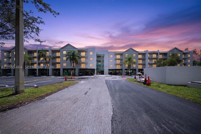 Building Photo - 8240 SW 210th St Unit 311