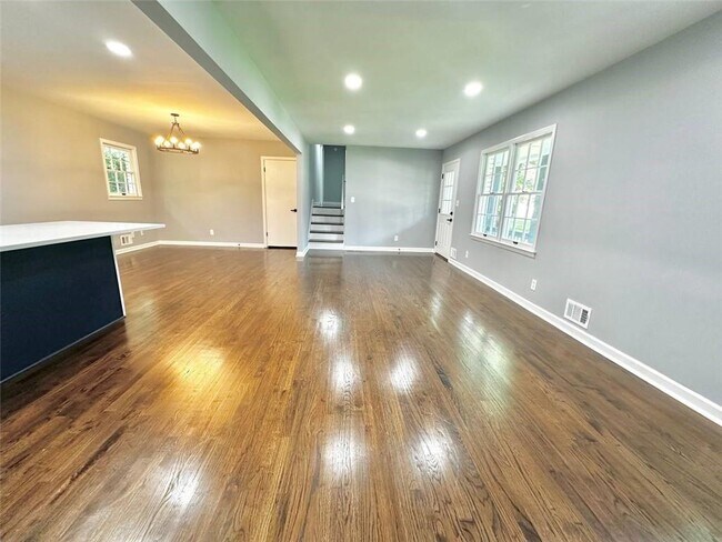 Photo - 210 Suburban Dr NW