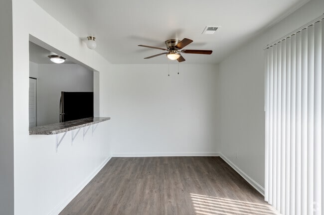 2BR, 1BA - 950SF
