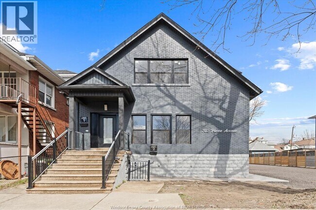 Photo - 702 Pierre Ave