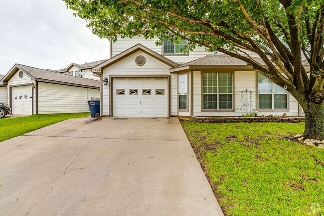 Building Photo - Spacious Well Maintained 2 Bed- 2.5 Bath T... Rental