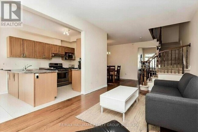 Photo - 565 Pepperville Crescent