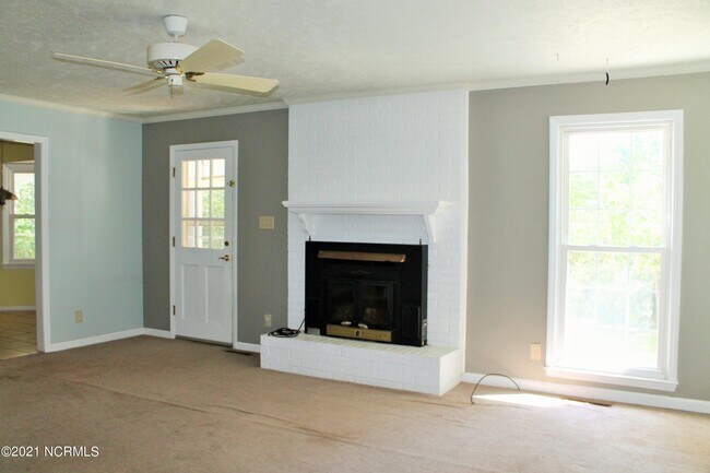 Photo - 315 Stoneyfield Dr