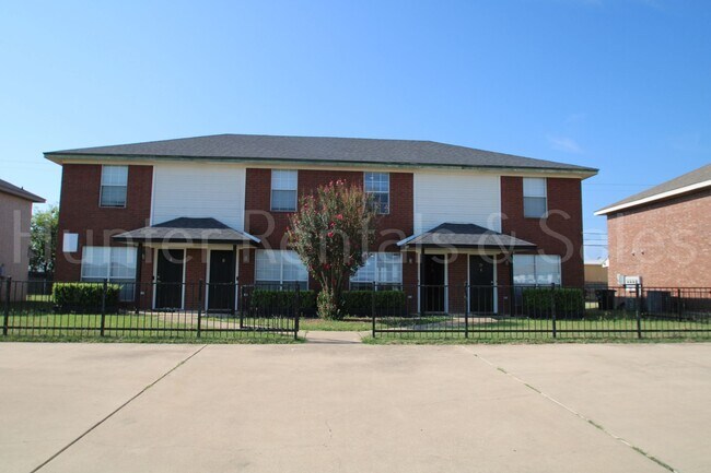 Building Photo - Beautiful 2 Bedroom, 1.5 Bath Townhouse