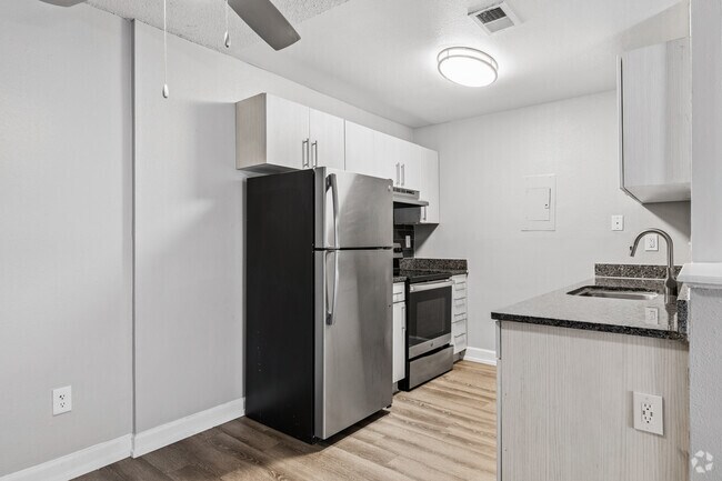 2BR, 2BA - 972SF - Kitchen - The Grove at City Center