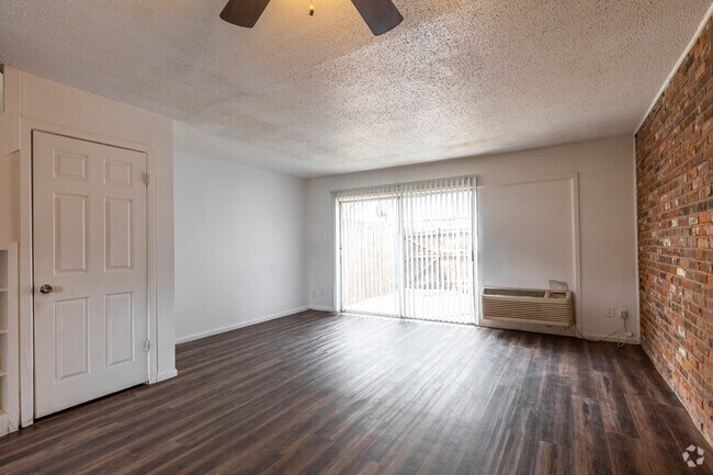 2 habitaciones, 1,5 baños - 1040 pies cuadrados - Sala de estar - Courtyards At Monterey