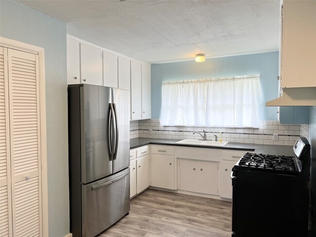 Photo - 411 Elaine St