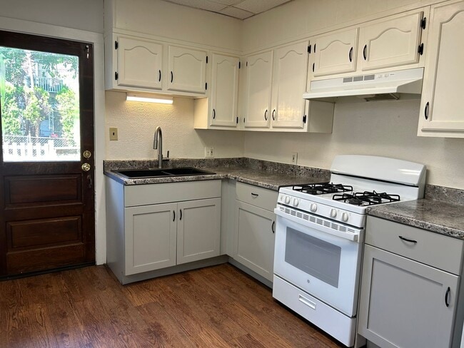 Building Photo - 3 Bedroom 1 Bath Home with Fenced Backyard
