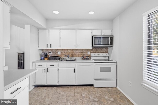 Building Photo - 1250 Birchcrest Ct