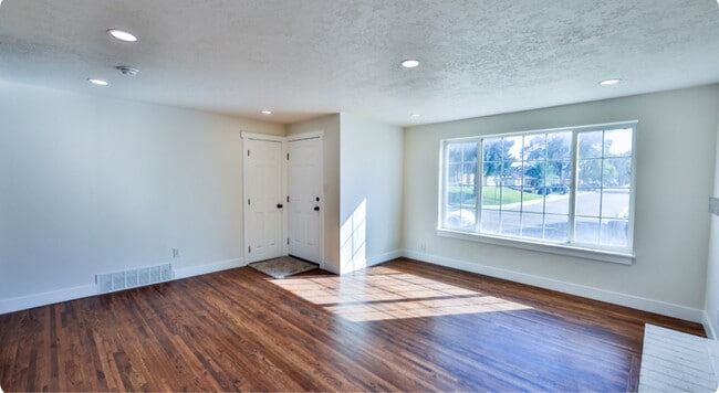 Photo - 350 W 2575 N