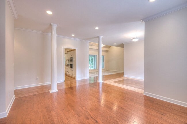 Photo - 604 Georgian Way