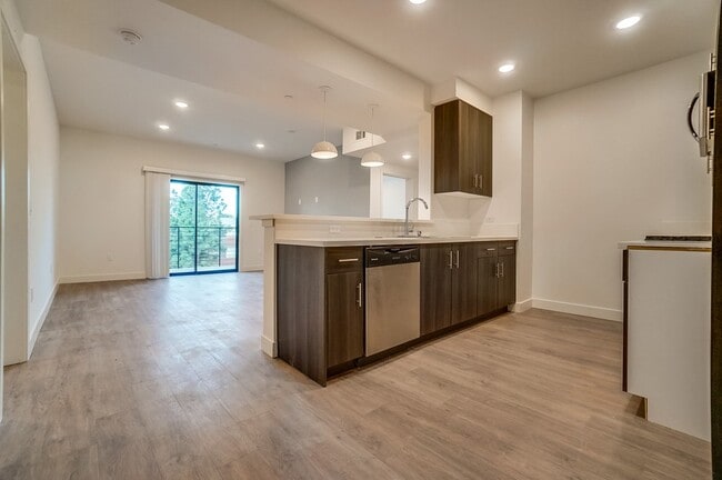 8600 Glenoaks Blvd