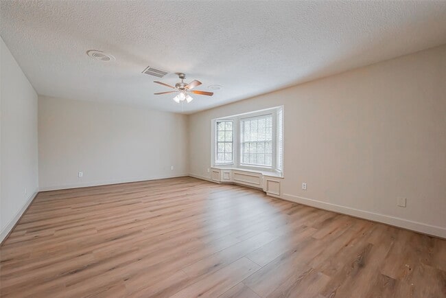 Photo - 2727 Raintree Dr