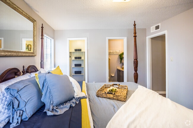 2 BR, 1.5 BA - 950SF