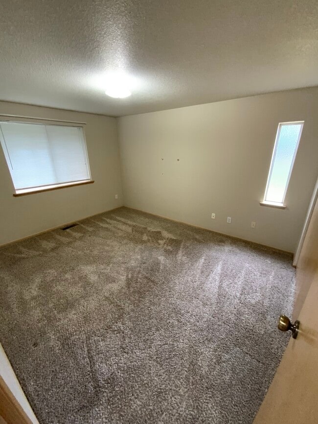Tacoma duplex 2bdr 2bath duplex w/ 1 car garage!