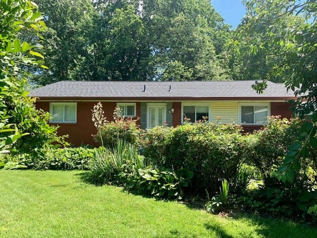 Building Photo - Light filled 2 BR plus 2 rooms, 2 FB including one in finished basement. Great location