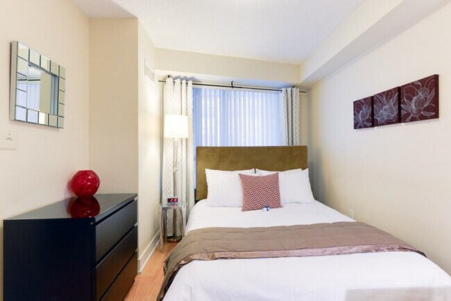 Photo - 348 Wellington St W Unité ID1034873P