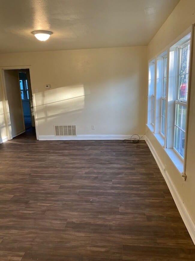 Photo - 2120 Jane St