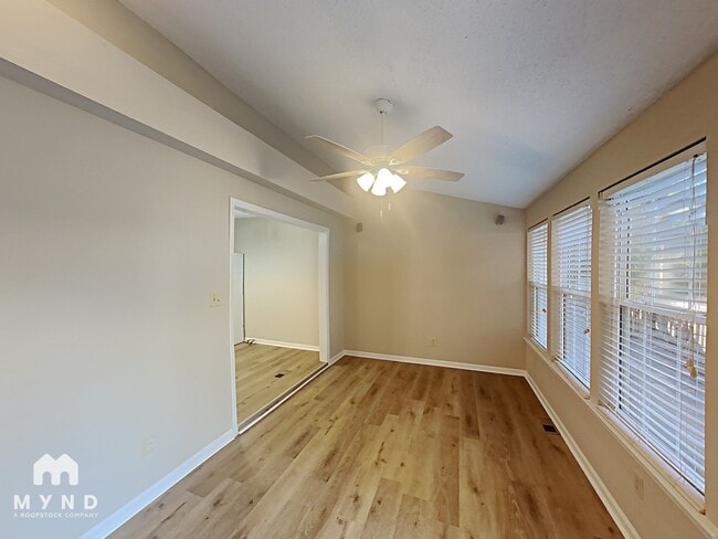 Photo - 4521 Aviemore Crescent
