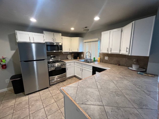 Photo - 546 E Delno Dr