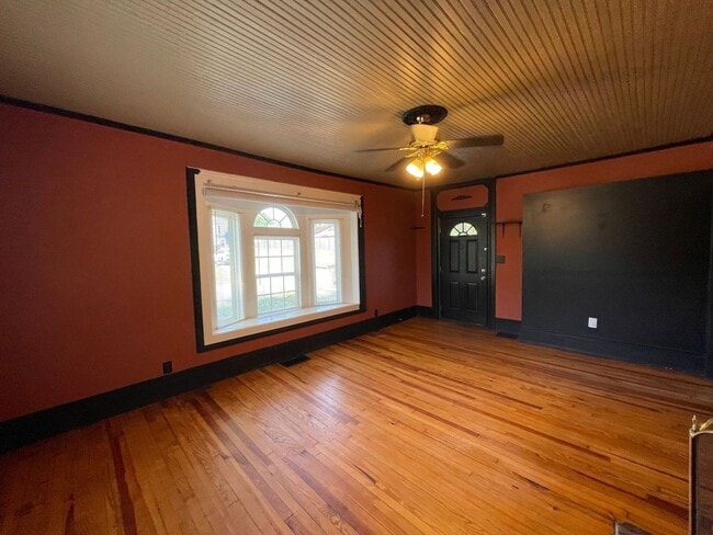 Photo - 4 bedroom 2 bathroom pet friendly house!