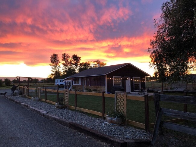 Country Cottage for Lease on 1.42 Acres - Country Cottage for Lease on 1.42 Acres House