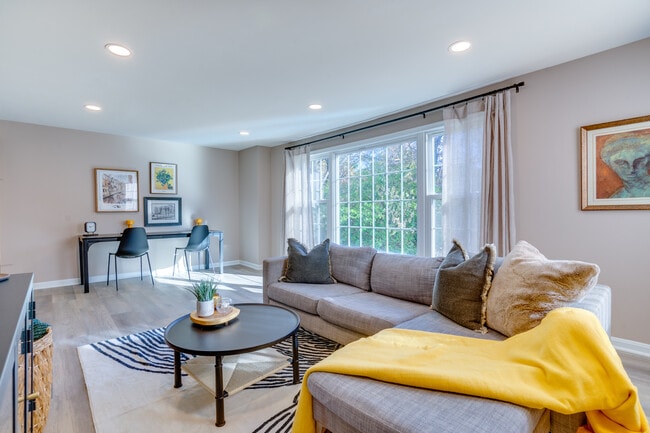 8131 Pinelake Ct Unit Level 3 - Room 2