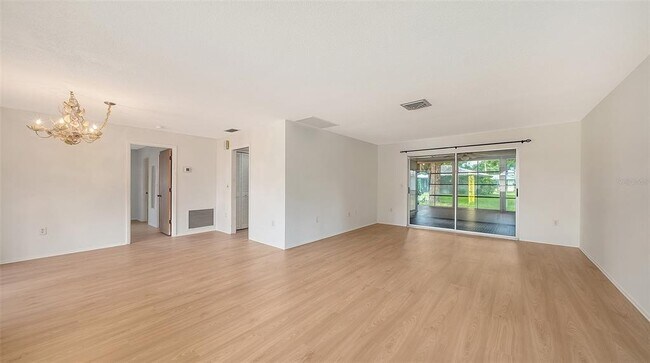 Photo - 515 Rousseau Dr