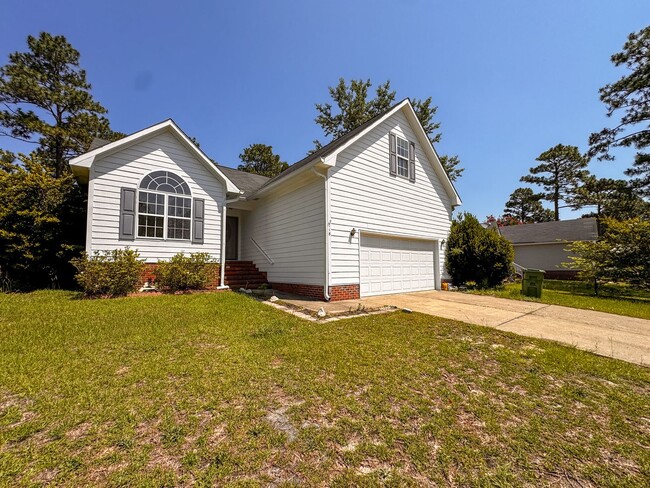 Building Photo - Charming 3 Bed 2 Bath Plus Bonus Room in Raeford