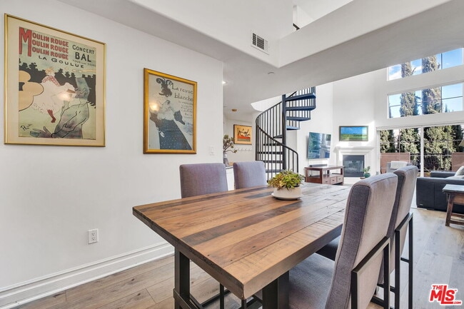 Photo - 15206 Burbank Blvd