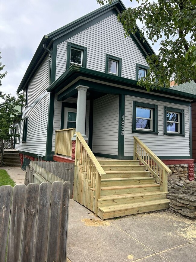 Building Photo - 1838 Wisconsin St Unit A