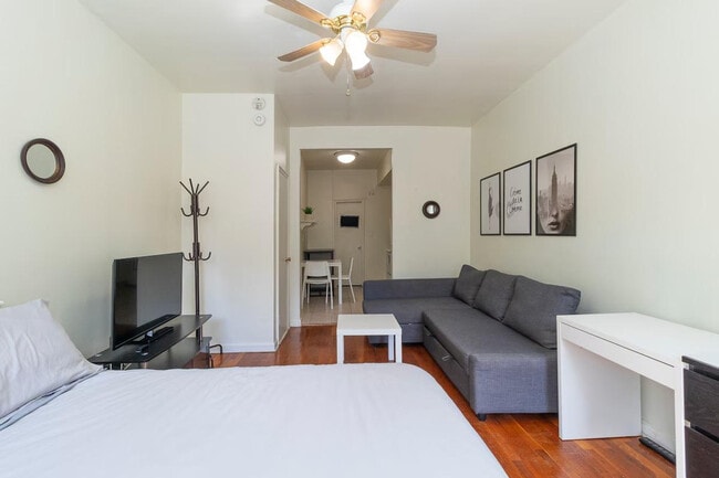 Photo - 300 E 82nd St Unidad ID1032021P