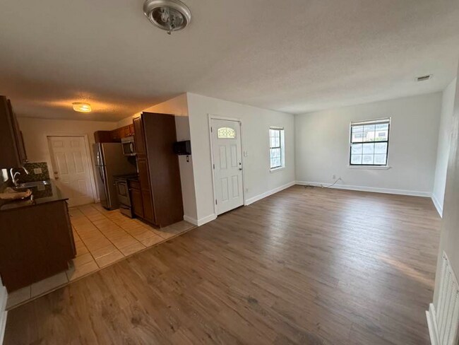 Photo - 802 Apache St