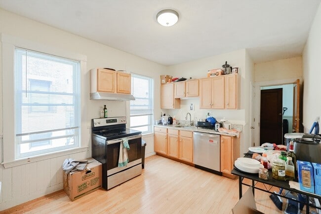 Building Photo - 39 Chester St Unit 2R