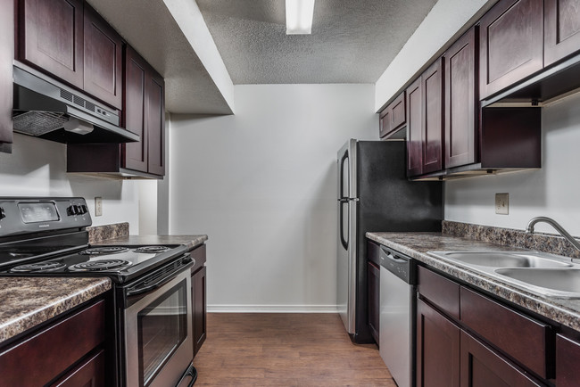 Interior - Kitchen - River Club Apartments