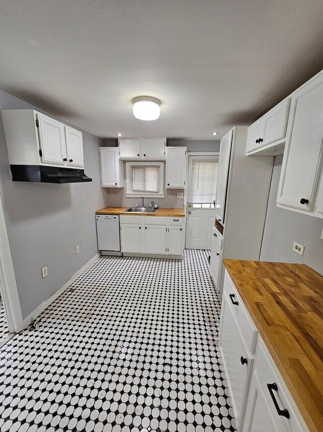 Photo - Spacious 2 Bedroom in Tremont!!! Unit Down