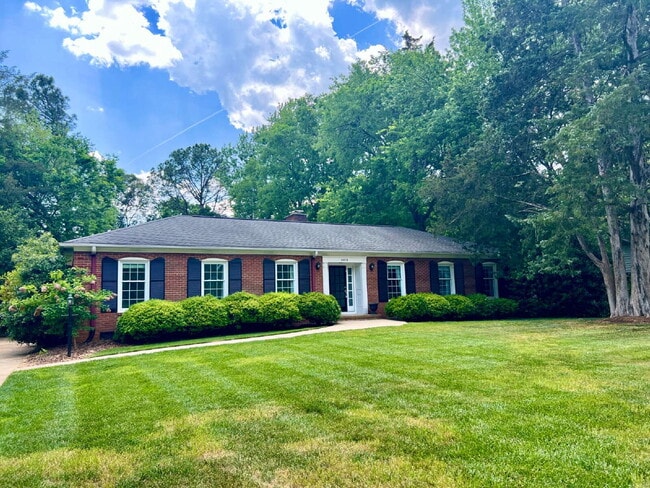 Building Photo - LUXURIOUS LANSDOWNE RETREAT!