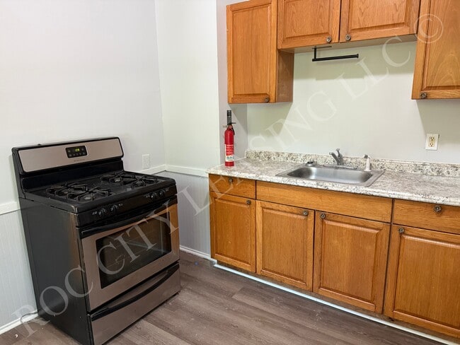Building Photo - 40 Moulson St Rental