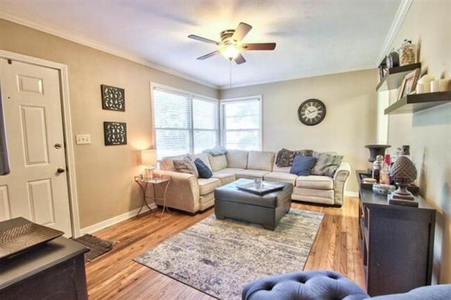 Photo - In Town Location On This Charming Cottage