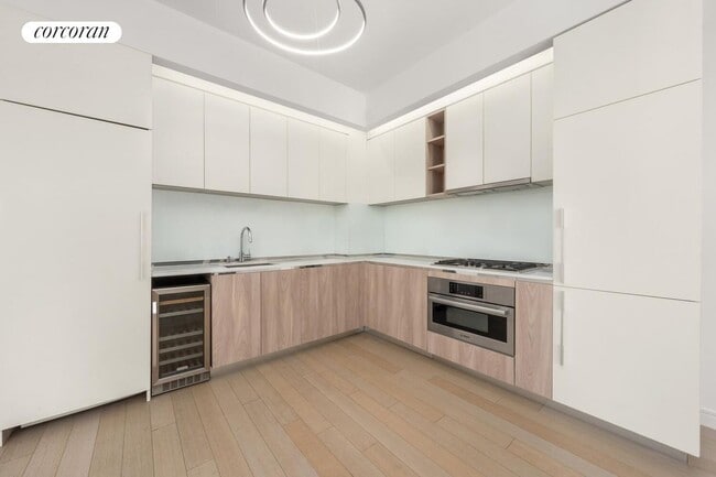 Photo - 555 W 43rd St