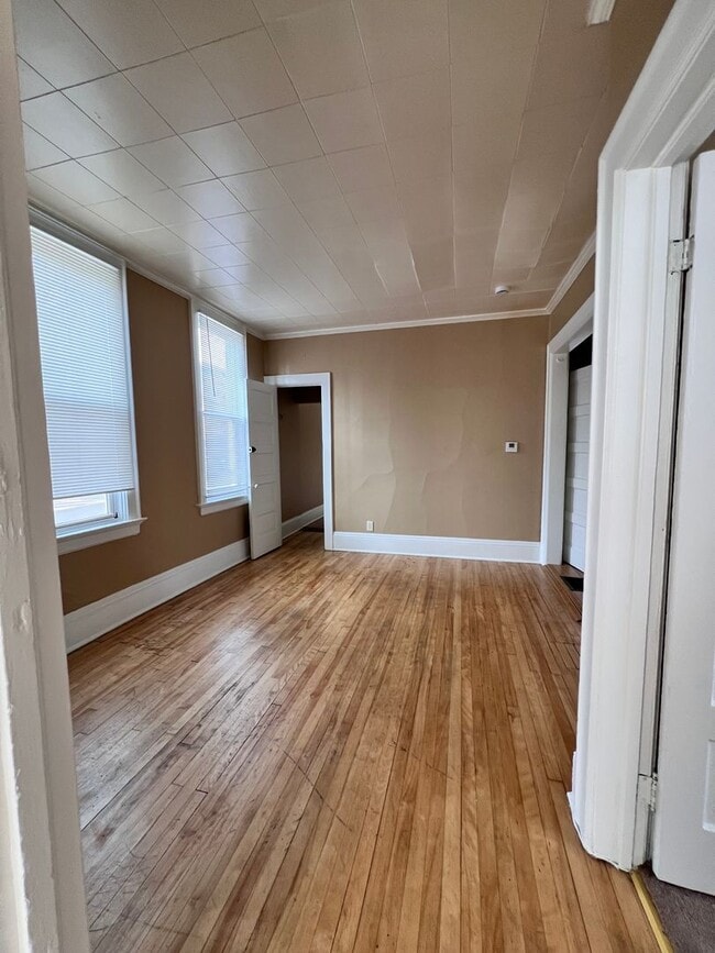 Building Photo - 2407-2409 N. Farwell Ave. Unit 2407-Lower