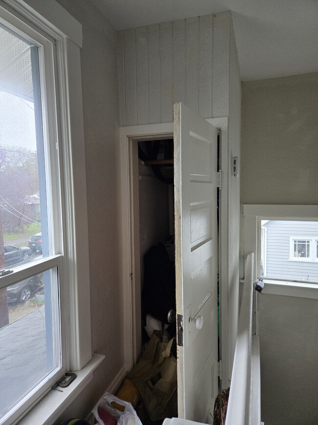 Armario de almacenamiento en el rellano - 6518 25th Ave NW Unidad 2