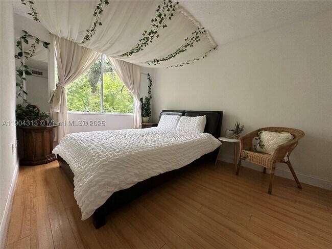 Photo - 1720 NW N River Dr Unit 305