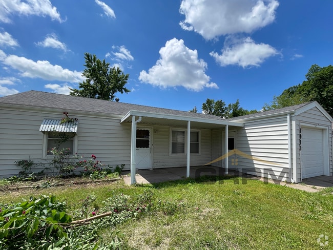 Building Photo - Large 3 bedroom with fenced in yard Rental