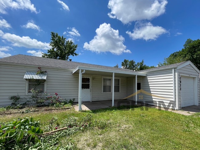 Large 3 bedroom with fenced in yard - Large 3 bedroom with fenced in yard House
