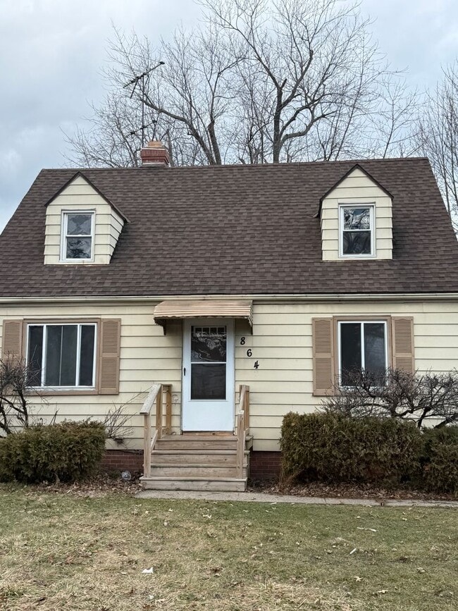 Building Photo - Euclid 4 Bed Single Water/Sewer included