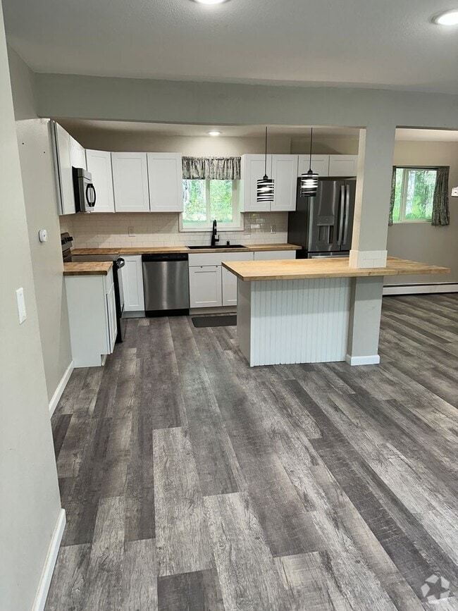 Building Photo - 14716 W Lake Ridge Dr Unit B Rental