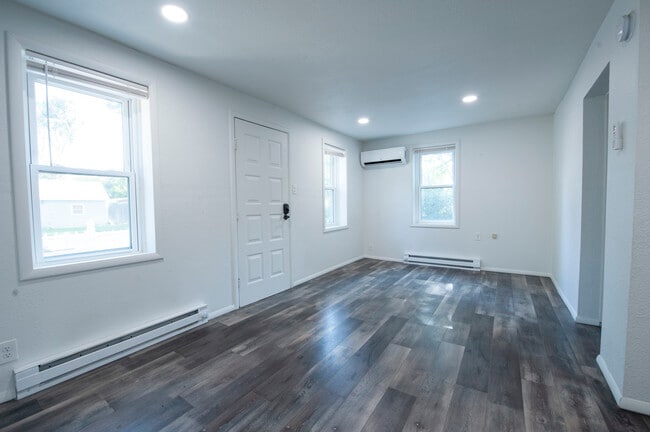 Photo - 1339 E 7th St