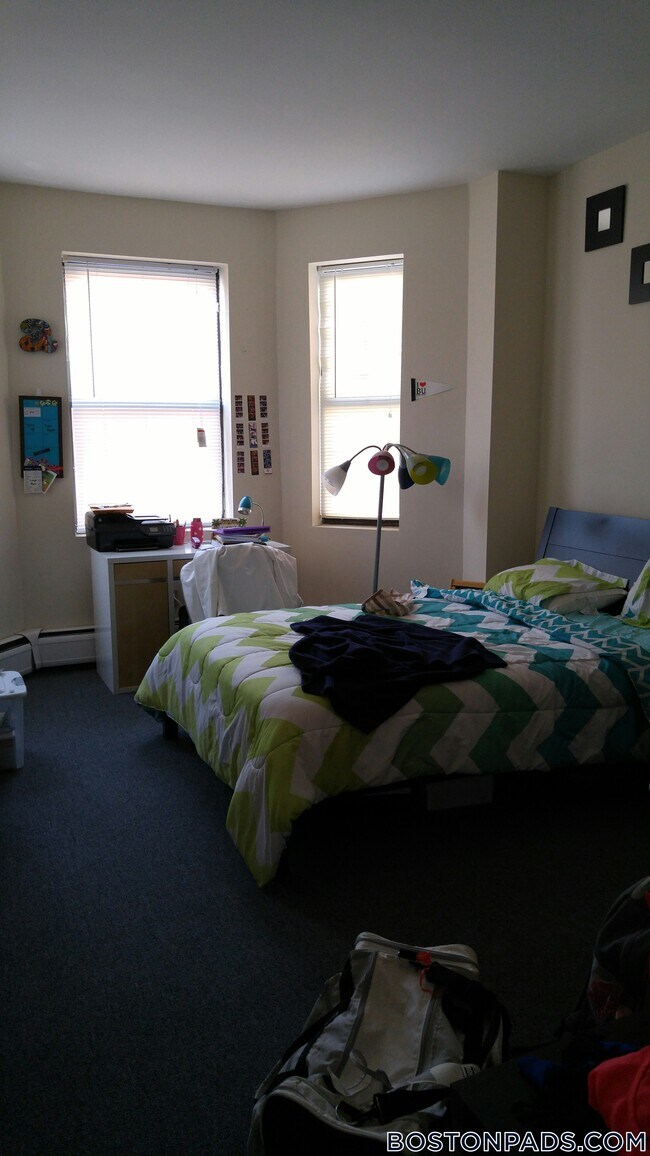 Building Photo - 833 Beacon St