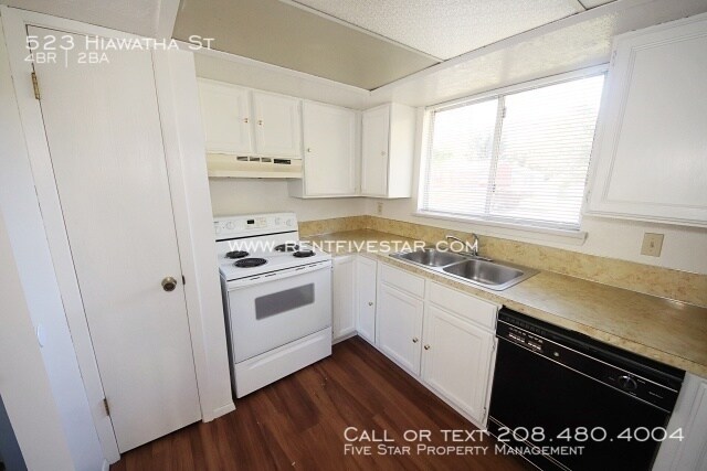 Photo - 523 Hiawatha St